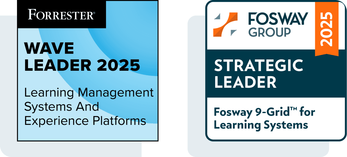 Uma imagem de dois logotipos de prêmios de analistas. À esquerda está o logotipo "Líder Forrester Wave 2024 em Sistemas de Gestão de Aprendizado e Plataformas de Experiência". À direita, está o logotipo "Líder Estratégico do Grupo Fosway 2025, Fosway 9-Grid para Sistemas de Aprendizado".